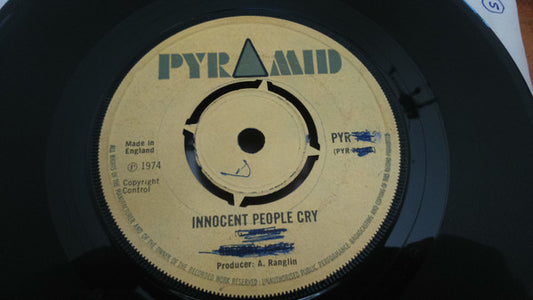 Gregory Isaacs : Innocent People Cry (7", Single)