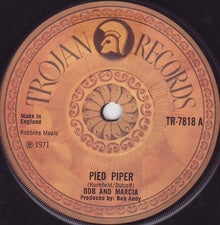 Bob & Marcia : Pied Piper (7", Single, Sol)